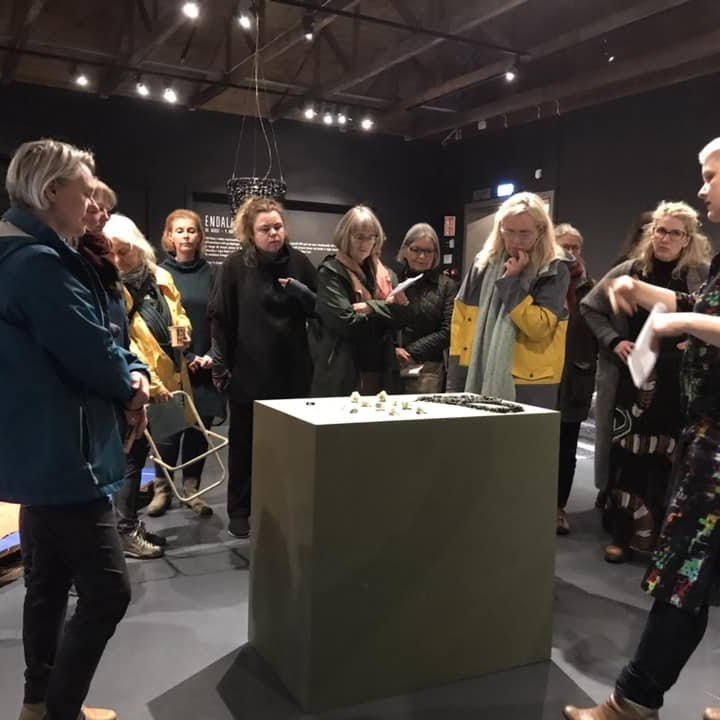 Sýningarstjórinn Ragna Fróða með leiðsögn