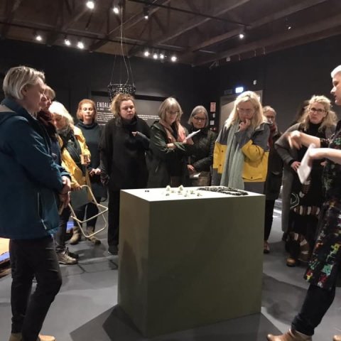Sýningarstjórinn Ragna Fróða með leiðsögn