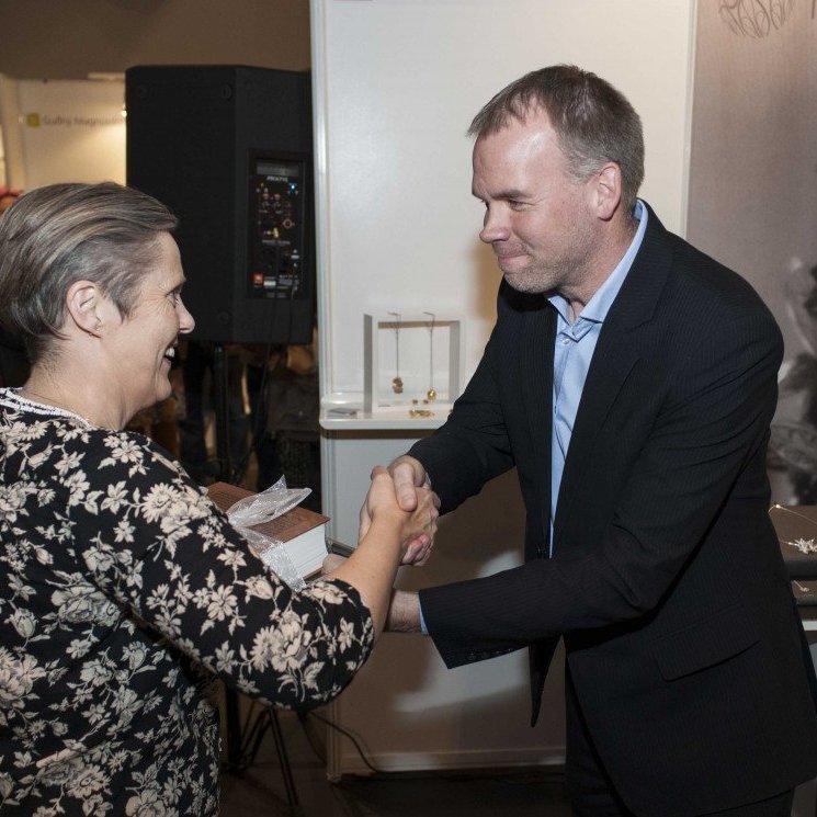 Almar afhendir Ólöfu Erlu viðurkenningu