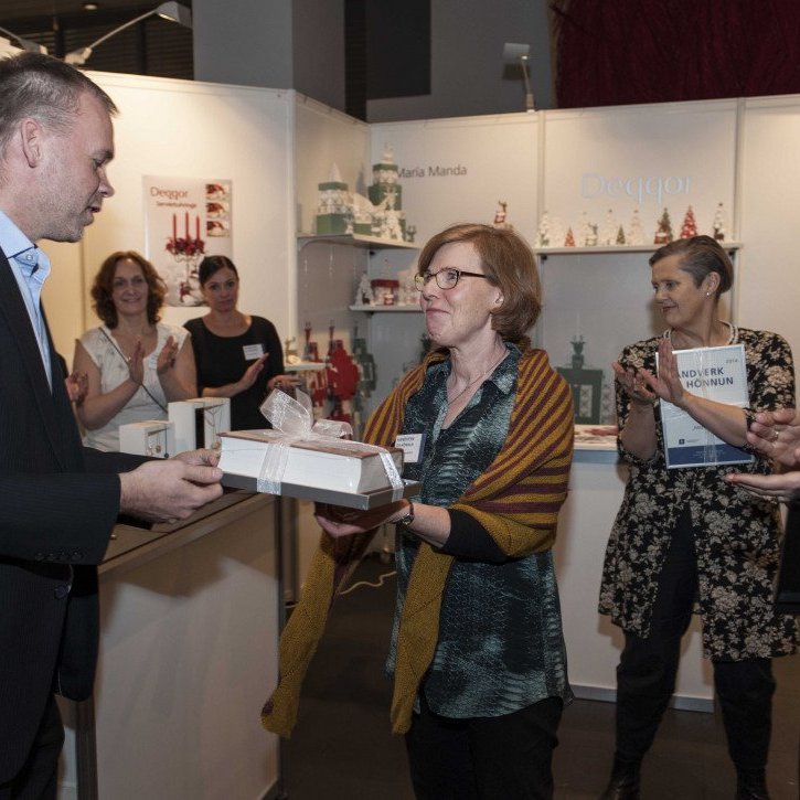 Almar afhendir Láru Skúlaverðlaunin