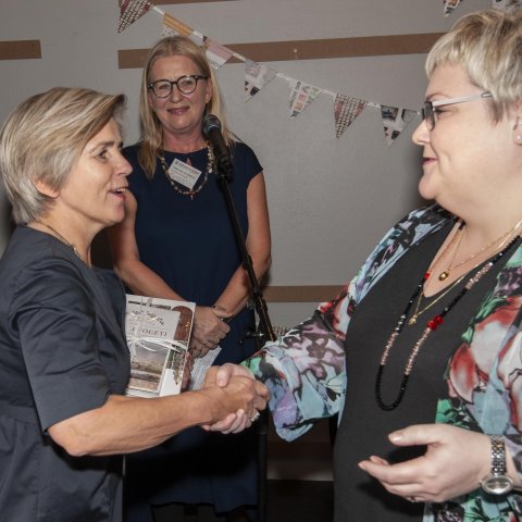 Guðrún Birna Jörgensen frá SI afhendir Guðnýju verlaunin