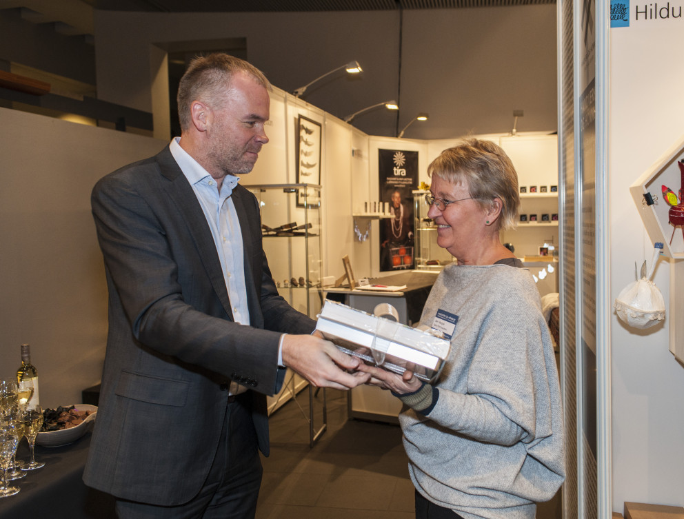 Almar Guðmundsson framkvæmdastjóri SI afhendir Sigrún Ó. Einarsdóttur verðlaunin