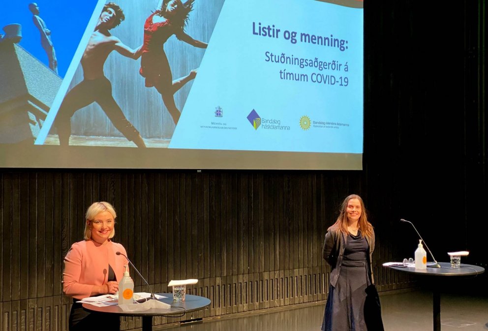 Mennta- og menningarmálaráðherra og forsætisráðherra á fundi þar sem aðgerðirnar voru kynntar